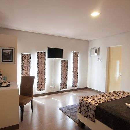 Avenue One Hotel Upper Digos Extérieur photo